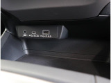 エアコンのスイッチの下には、充電にも使用できるナビ接続用USB端子があります。AUX端子にオーディオプレーヤーが接続できます。