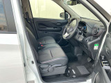 運転席まわりです。実際に座ってみて、乗り心地を体験してみてください。