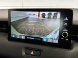 リバースギアに入れるだけで後方の表示へ切り替わります。夜間や雨の日の駐車も楽になりますよ。
