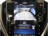 後方映像を11.6インチディスプレイに表示し、ステアリング連動ガイドラインが駐車をサポート。さらに後退時はリヤ4センサーが障害物を検知し、必要に応じてブレーキが作動します。