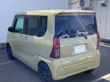 コンビネーションランプを高い位置に配置、後続車に見やすいデザインで安全にも配慮。