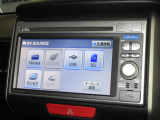 ナビゲーションは純正メモリーナビ(VXM-128VS)を装着しております。AM、FM、CD、DVD再生、Bluetooth、ワンセグTVがご使用いただけます。初めて訪れた場所でも安心ですね!