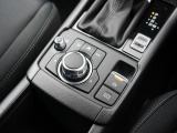 マツダコネクトを操作するコマンダーコントロールです。運転中に自然と手の触れる位置に配置されています。