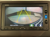 リバースギアに入れるだけで後方の表示へ切り替わります。夜間や雨の日の駐車も楽になりますよ。