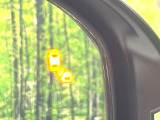 【ブラインドスポットインフォメーション】走行中、ドアミラーの死角になりやすい箇所に後続車が接近するとサイドミラー付近に警告を表示、ドライバーに注意喚起をしてくれます。