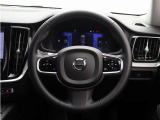 速度感応式パワーステアリングは、車速が上がるとステアリングを重くしてハンドル操作をしやすくします。高速道路では重く、駐車時や低速走行時はステアリングホイールが軽くなり、ハンドル操作が容易にできます。