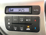 【オートエアコン】一度お好みの温度に設定すれば、車内の温度を検知し風量や温度を自動で調整。暑い&hellip;寒い&hellip;と何度もスイッチ操作をする必要はありません。快適な車内空間には必須の機能ですね♪