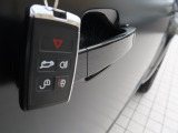 【キーレスエントリー】バッグやポケットからキーを取り出すことなく車にアクセスして、ロックとアラームを設定できます。 毎日の利便性をさらに高める機能です。