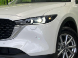 【LEDヘッドライト】悪天候や夜間走行時も良好な視界を確保し安心して運転できる高輝度LEDヘッドライトを装備!点灯速度が早く、消費電力も抑えられています。