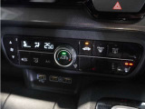 【オートエアコン】温度を設定すれば自動で快適な車内温度を保ちます。エアコン内部の高性能脱臭フィルターで車内のアレルゲンや花粉を除去。