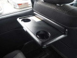2列目は車内で気軽に飲食もできるシートバックテーブル付き!