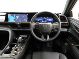 メーター・操作機器を水平に集約して、運転中の視線移動や動作を最小化して迷うことなく直感的に運転できる空間です。