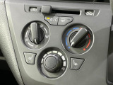 寒い冬も暑い夏も全席に快適な空調を届けてくれる、ダイヤル式エアコンを装備♪