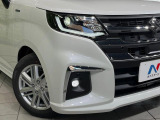 【LEDヘッドライト】悪天候や夜間走行時も良好な視界を確保し安心して運転できる高輝度LEDヘッドライトを装備!点灯速度が早く、消費電力も抑えられています。