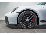 20/21インチ Carrera Exclusiveデザインホイール(カーボンブレード付き)搭載です。