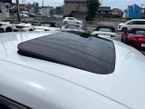【ムーンルーフ】開放感たっぷりの希少装備、サンルーフが装着されています!車内に明かりを取り入れたり景色を楽しむ以外にも、車内の空気も簡単に換気できて快適です!