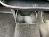 ダッシュボード下にも小物入れがあります