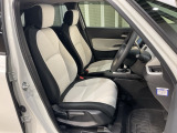 乗降がしやすい運転席。高さが調節できて小柄な方でも運転しやすいポジションをとることができます。