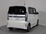 プライバシーガラスが装備されています。外を見るときには気にならずに、後方車両からは車内が見えにくい設計です、周りを気にせず、快適に運転できますよ。