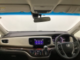 車内は光触媒抗菌消臭施工済です。インパネ周りはスタイリッシュなデザインで機能や装備も充実しています。グローブボックスやカップホルダーのほかにトレーなどたくさんの収納スペースが付いています。