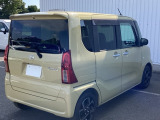 コンビネーションランプを高い位置に配置、後続車に見やすいデザインで安全にも配慮。