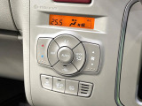 【オートエアコン】一度お好みの温度に設定すれば、車内の温度を検知し風量や温度を自動で調整。暑い&hellip;寒い&hellip;と何度もスイッチ操作をする必要はありません。快適な車内空間には必須の機能ですね♪