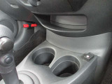 乗車中にホッと一息、ドリンクホルダーもありますよ!ドリンクだけでなく小物類も収納できますよ
