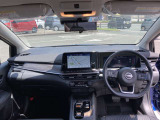 すっきりした運転席周りにはナビやエアコンの操作パネルを設置しておりますので、お一人での運転でもご安心できます。