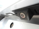 【360度サラウンドカメラ】 車の周囲360度の映像をタッチスクリーンに映し出すサラウンドカメラシステム。狭い場所での駐車はもちろん、縁石沿いの縦列駐車や交差点などで安全な取り回しをサポートします。