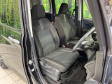 運転席まわりには十分なスペースがあり、大柄な方でもゆったり運転していただける環境です。