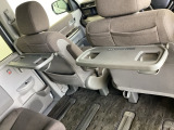 前席背面には格納式のテーブルを装備。カップホルダー付き。