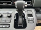 ★インパネシフト★ 足元も広々しています。運転席助手席の行き来もスムーズです