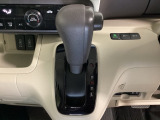 CVT車のセレクトレバーです。低速から高速まで、変速ショックのないスムーズな走りを実現するとともに、エンジン効率のよい領域を維持することで燃費にも貢献します。