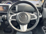 インテリアに合わせたデザインのステアリングは、運転される方のことも考え、運転しやすい形状、大きさです。是非一度、実際に触ってお確かめください。