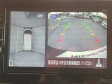 空から見下ろすような視点で、スムーズな駐車と安全確認をサポートする「アラウンドビューモニター」付です。