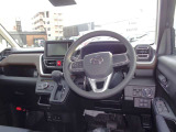 解放感がある運転席周りです。ベンチシートで足元も広いです。