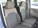 フロントは助手席と繋がったベンチシートで、運転席は高さが調整できるハイトアジャスター付きです。また、ハンドルも高さの調整が出来るチルトステアリングです