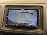 リバースギアに入れるだけで後方の表示へ切り替わります。夜間や雨の日の駐車も楽になりますよ。