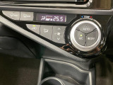 【オートエアコン】一度お好みの温度に設定すれば、車内の温度を検知し風量や温度を自動で調整。暑い&hellip;寒い&hellip;と何度もスイッチ操作をする必要はありません。快適な車内空間には必須の機能ですね♪