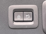 【パワーバックドア】スマートキーや運転席のボタンを押すだけでリアゲートが自動で開閉します!荷物を持っている時や、高い位置にあるバックドアを閉める際に便利な機能です♪