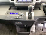 足元スッキリ、インパネシフトです。パーキングブレーキはフットブレーキタイプなので、運転席と助手席の間がスッキリしています。