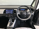 【前方視界】開放的な前方視界!運転がしやすく疲れにくいです♪窓が大きく、見通しがとっても良いおクルマですよ♪