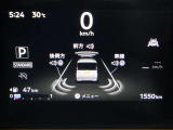 見やすく、先進的なデザインの7インチカラーディスプレイを採用。大きな画面でグラフィックを細部まで鮮明に表示できます。操作しやすいステアリングスイッチで、画面の切り替えもスムースにできます。