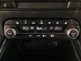 温度の設定のみで快適な風量やモードなどを自動調整してくれるフルオートエアコンを装備!運転席側、助手席側で左右独立して温度調節も可能です!