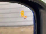 【ブラインドスポットインフォメーション】走行中、ドアミラーの死角になりやすい箇所に後続車が接近するとサイドミラー付近に警告を表示、ドライバーに注意喚起をしてくれます。