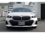 BMWの代名詞の【キドニーグリル】グリルが腎臓のように見えるので【キドニー】と呼ばれるようになりました。一目見ただけでBMWであると認識できる確固たるアイコンとして存在感を放ちます。