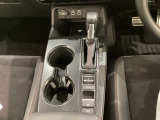 CVT車のセレクトレバーです。低速から高速まで、変速ショックのないスムーズな走りと、エンジン効率のよい領域を維持して燃費にも貢献します。サイドブレーキはスイッチ操作の電子制御パーキングブレーキです。