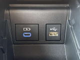 充電用USB端子付き。スマートフォンなどの充電に便利です。