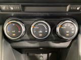 空調スイッチ類は最近流行のタッチパネル式ではなく、運転中でも直感的に操作できるダイヤル式を採用しております。