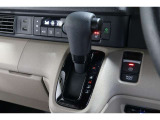 インパネシフトだから視線の移動も少なく足元もスッキリ♪運転席もゆったりしているのでゆとりを持ってドライブできますね!